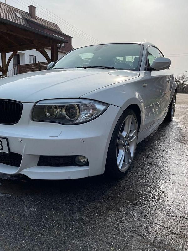 Weiß Gebraucht 2011 BMW 118 Coupé M Sport Coupé | 9.500 € (Fairer Preis) - Bild 1/4