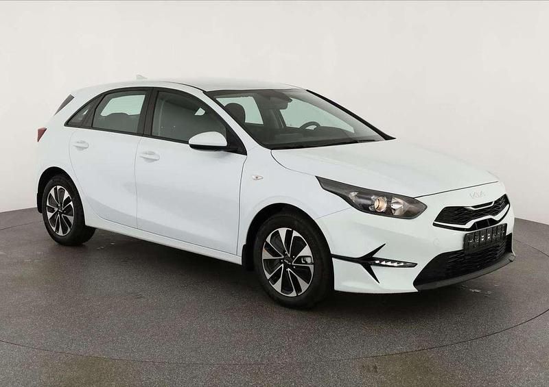 Carraraweiß Neu 2025 Kia Ceed Limousine | 21.095 € (Guter Preis) - Bild 1/4