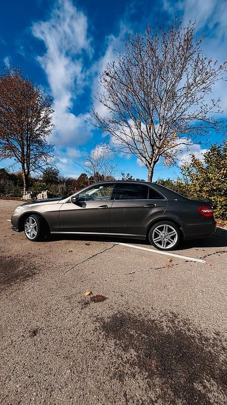 Braun Gebraucht 2009 Mercedes 220 Limousine | 6.800 € - Bild 1/4