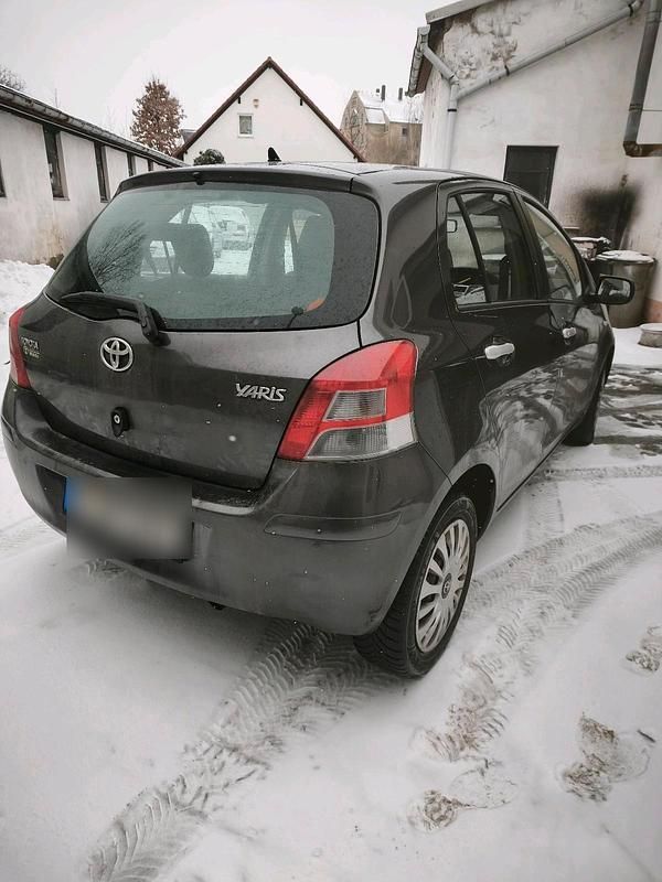 Gebraucht Toyota Yaris 100 PS (73 kW) 2010 Grau Kleinwagen