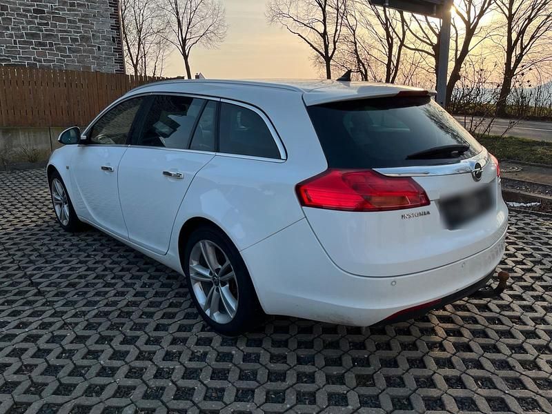 Usado Opel Insignia 160 HP (117 kW) 2011 Branco Carrinha