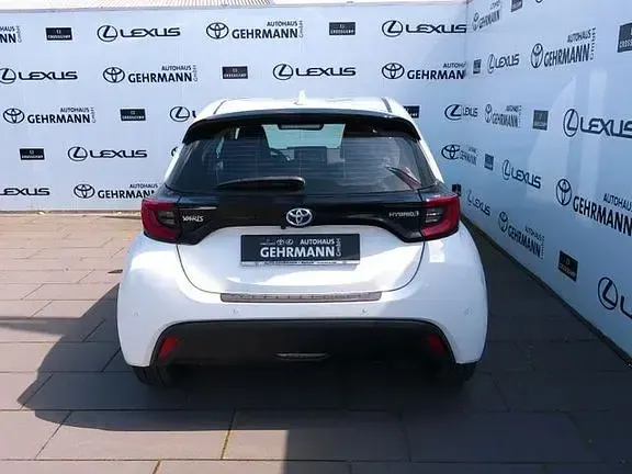 Gebraucht Toyota Yaris Basis 116 PS (85 kW) 2022 Schneeweiß Kleinwagen