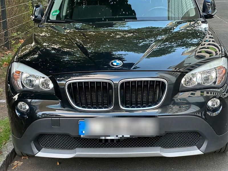Schwarz Gebraucht 2011 BMW X1 SUV | 7.400 € - Bild 1/4