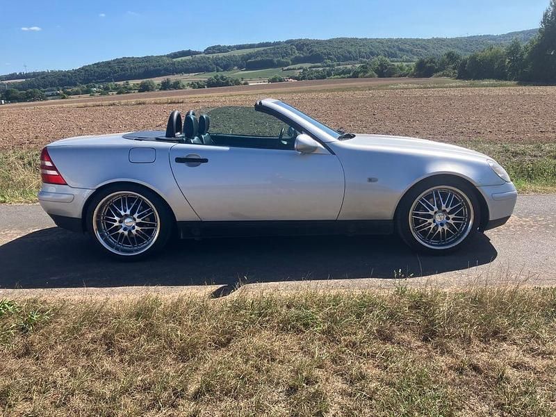 Gebraucht Mercedes SLK230 193 PS (141 kW) 1997 Silber Cabrio