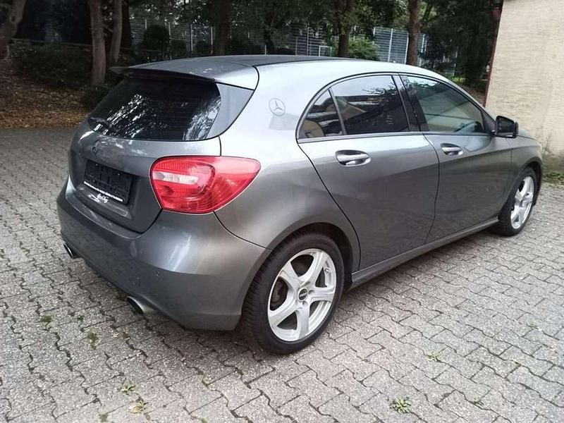 Gebraucht Mercedes A180 StreetStyle 122 PS (89 kW) 2015 Grau Limousine