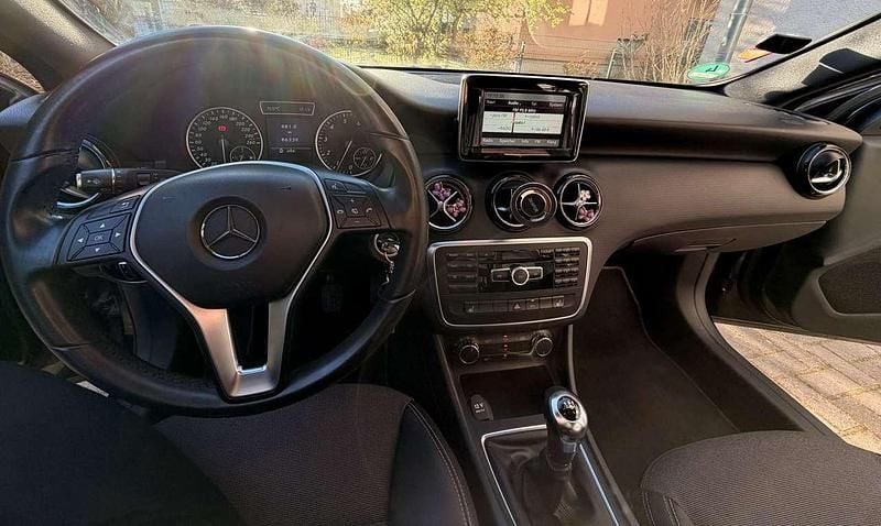 Gebraucht Mercedes A180 122 PS (89 kW) 2013 Schwarz Kleinwagen