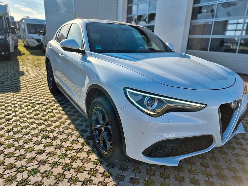 Weiß Gebraucht 2018 Alfa Romeo Stelvio SUV | 19.500 € - Bild 1/4