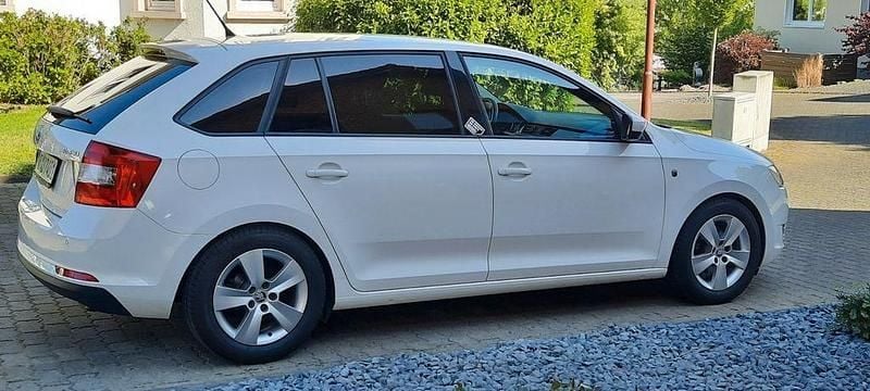 Weiß Gebraucht 2016 Skoda Rapid Joy Limousine | 7.999 € (Guter Preis) - Bild 1/4