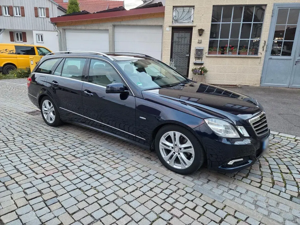 Gebraucht Mercedes E220 Avantgarde 170 PS (125 kW) 2010 Blau Kombi