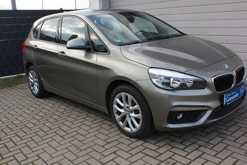 Grau Gebraucht 2015 BMW 220 Active Tourer Van / Kleinbus | 10.999 € (Superpreis) - Bild 1/4