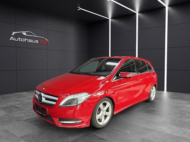 Gebraucht Mercedes B180 109 PS (80 kW) 2013 Rot Van / Kleinbus