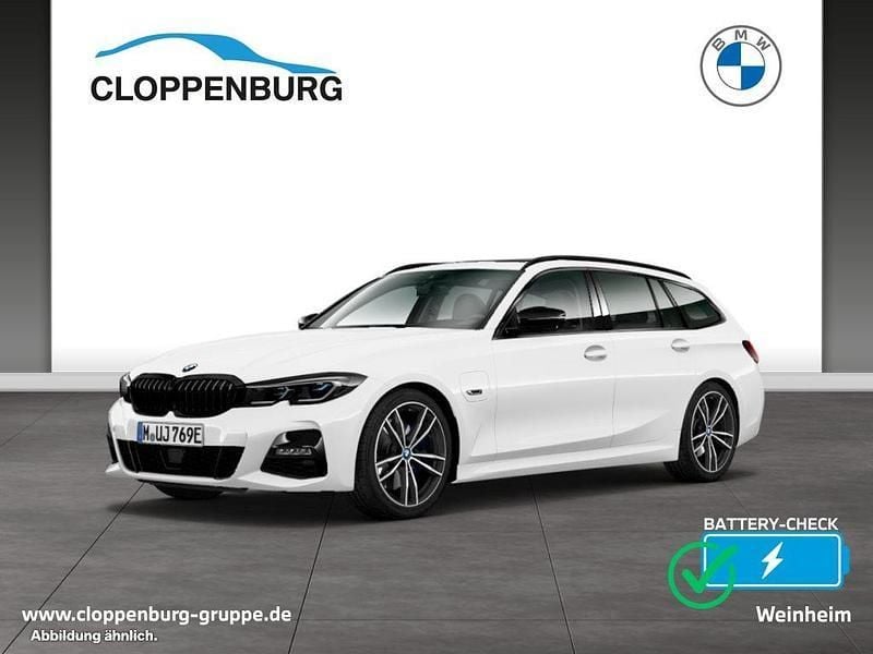 Weiß Gebraucht 2022 BMW 330e Shadowline Kombi | 33.890 € (Fairer Preis) - Bild 1/4
