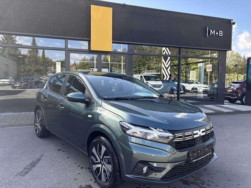 Zedergrün Neu 2025 Dacia Sandero Expression Kleinwagen | 18.130 € (Fairer Preis) - Bild 1/4