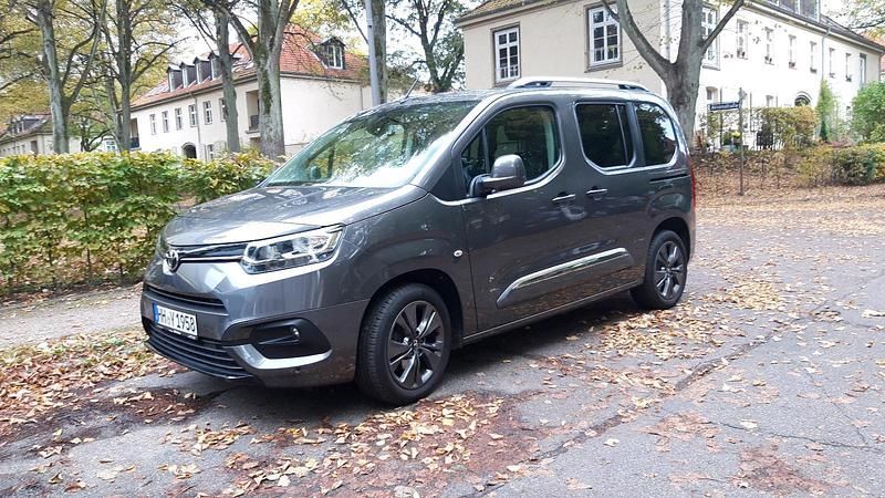 Grau Gebraucht 2021 Toyota Proace Verso City Kombi | 18.500 € - Bild 1/4