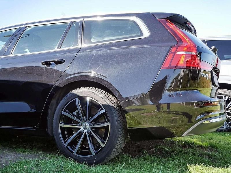 Brugt Volvo V60 Core 351 HK (258 kW) 2023 Sort Stationcar