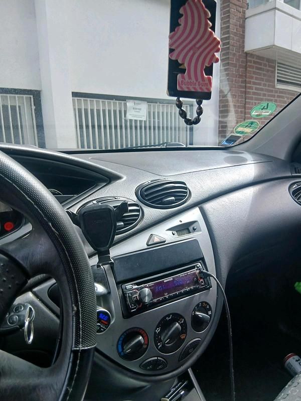 Gebraucht Ford Focus 74 PS (54 kW) 2002 Silber Limousine