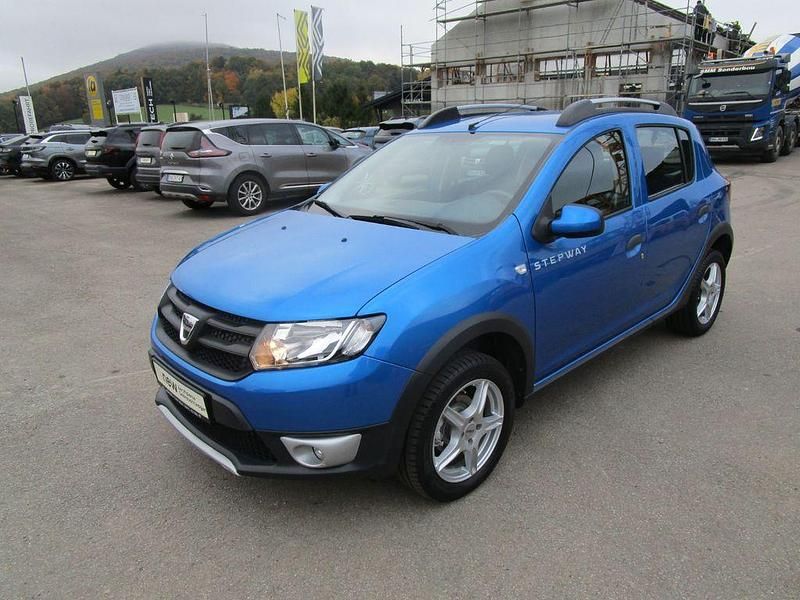 Blau Gebraucht 2014 Dacia Sandero Stepway Limousine | 5.248 € (Superpreis) - Bild 1/4