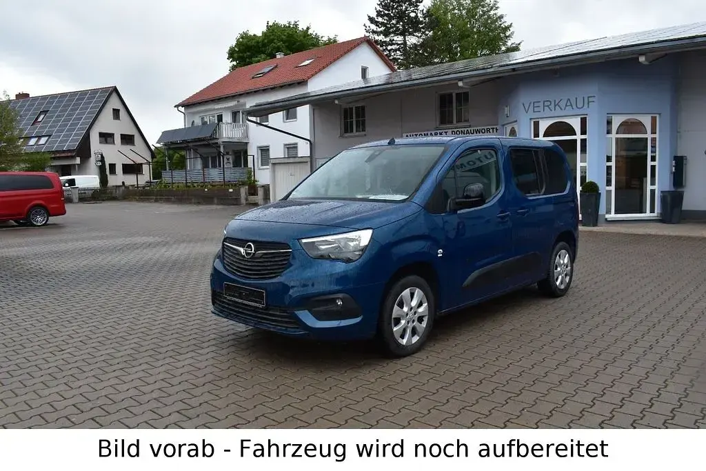 Second-hand Opel Combo Life Elegance 131 CP (96 kW) 2022 Albastru Monovolum