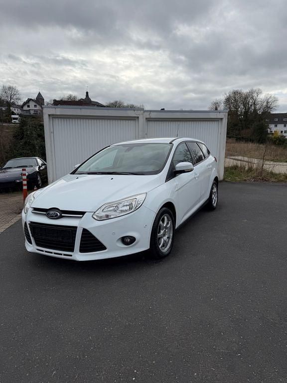 Gebraucht Ford Focus SYNC Edition 101 PS (74 kW) 2014 Weiß Limousine