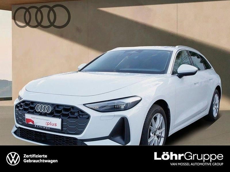 Gletscherweiß metallic Gebraucht 2025 Audi A5 Sport Kombi | 40.750 € (Superpreis) - Bild 1/4