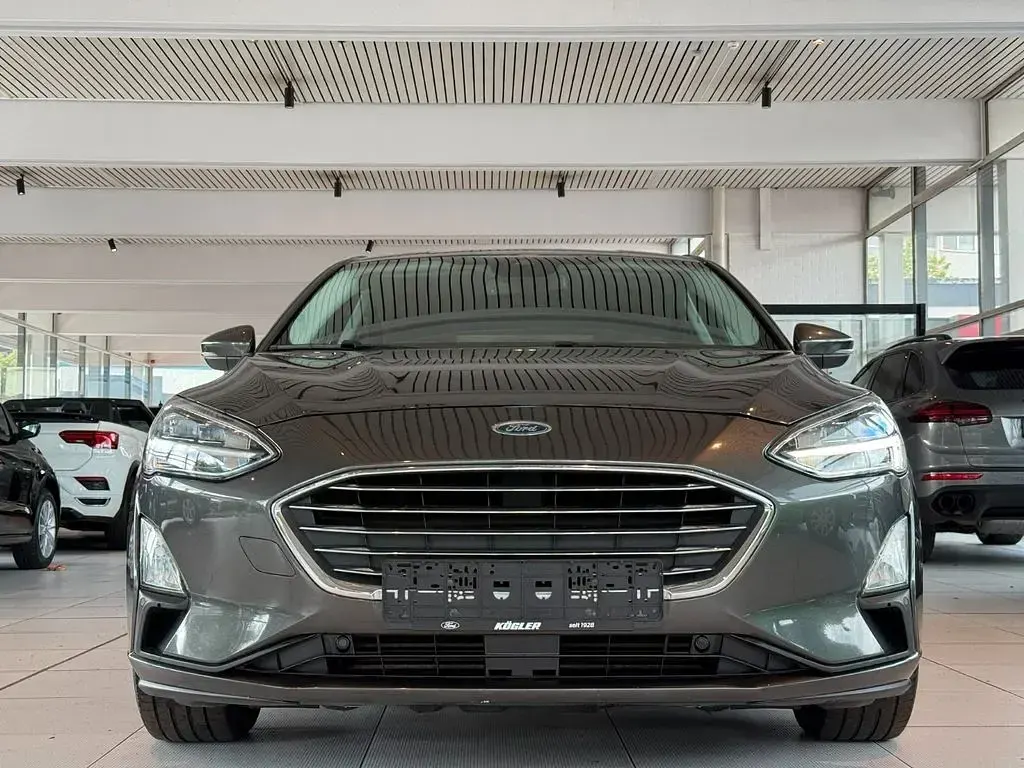 Gebraucht Ford Focus Titanium 125 PS (91 kW) 2019 Grau Limousine