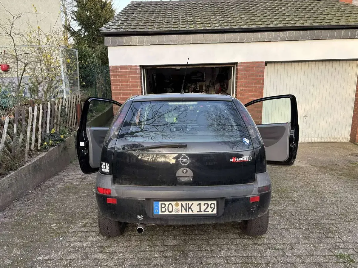 Używany Opel Corsa Sport 75 KM (55 kW) 2002 Czarny Hatchback