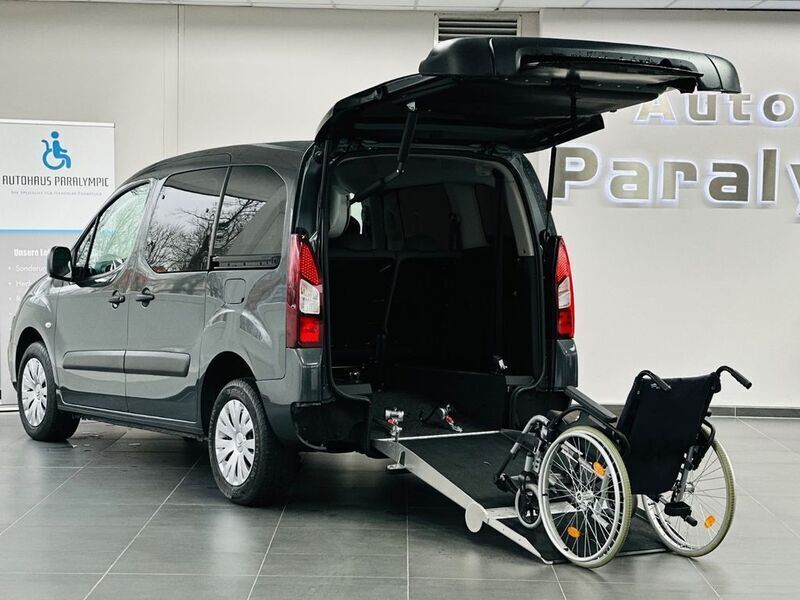 Grau Gebraucht 2016 Citroën Berlingo Feel Van / Kleinbus | 20.950 € - Bild 1/4