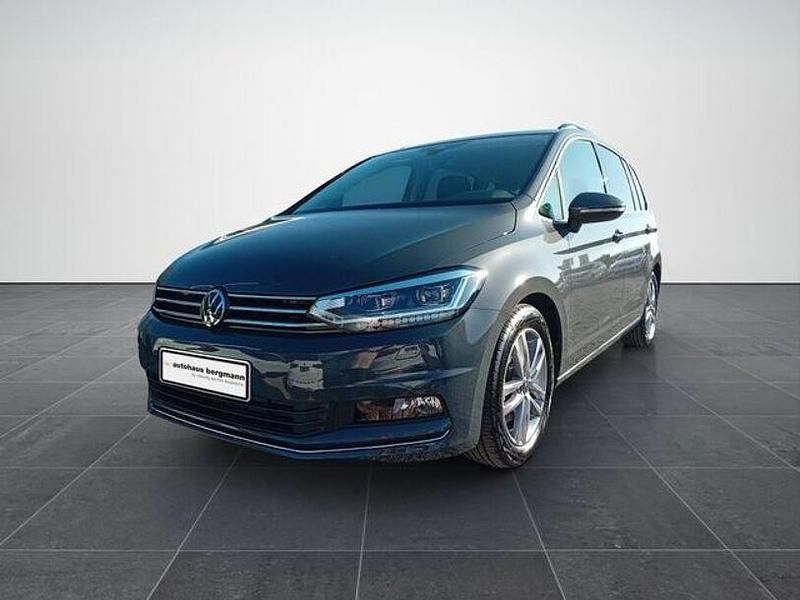 Grau Gebraucht 2024 VW Touran Highline Van / Kleinbus | 37.907 € (Etwas zu teuer) - Bild 1/4