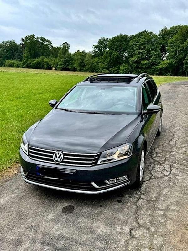 Grau Gebraucht 2011 VW Passat Comfortline Kombi | 8.990 € (Teuer) - Bild 1/4