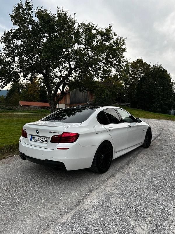 Weiß Gebraucht 2014 BMW M550 Shadowline Limousine | 29.999 € (Teuer) - Bild 1/4