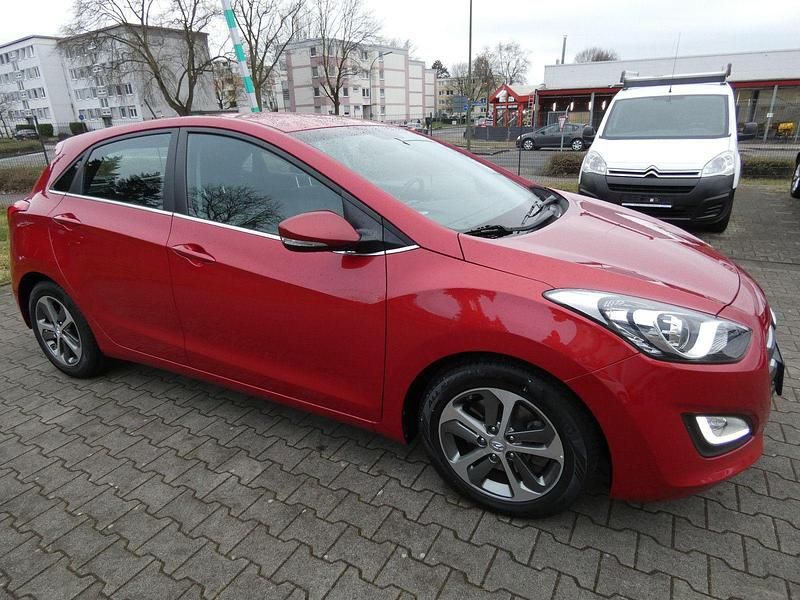 Gebraucht Hyundai i30 YES! 135 PS (99 kW) 2016 Rot Kombi