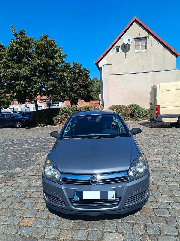 Grau Gebraucht 2005 Opel Astra Limousine | 1.800 € (Fairer Preis) - Bild 1/4