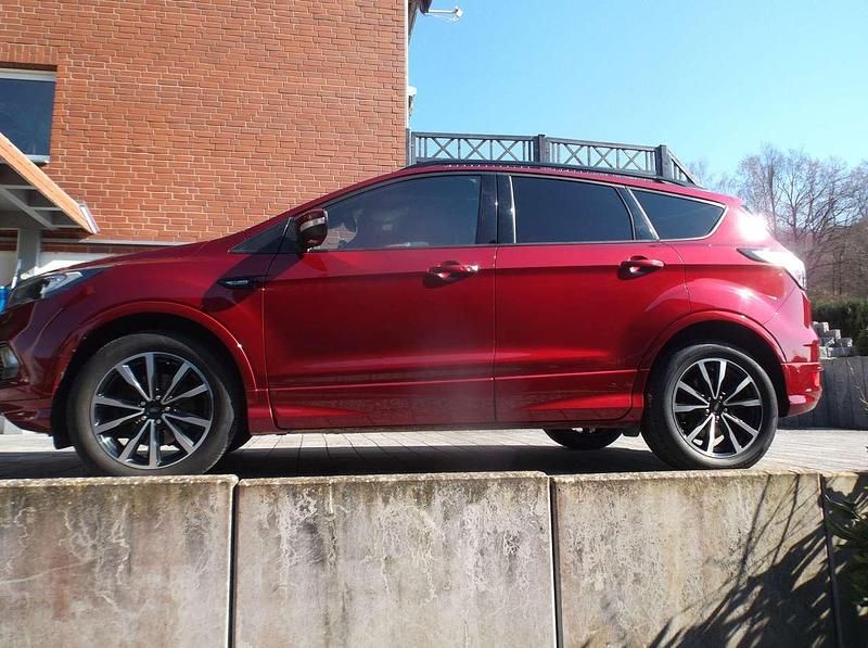 Gebraucht Ford Kuga ST-Line 179 PS (131 kW) 2019 Rot SUV