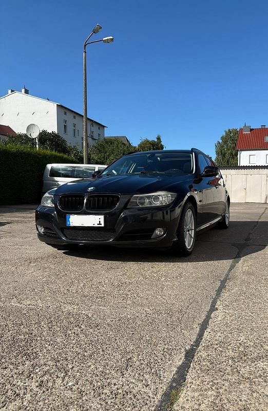 Schwarz Gebraucht 2010 BMW 320 Kombi | 4.000 € (Guter Preis) - Bild 1/4