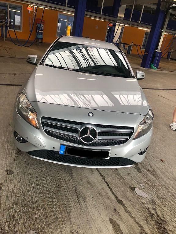Silber Gebraucht 2013 Mercedes A180 Urban Limousine | 8.888 € (Fairer Preis) - Bild 1/4