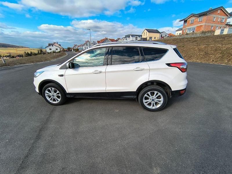 Gebraucht Ford Kuga Titanium 150 PS (110 kW) 2019 Weiß SUV