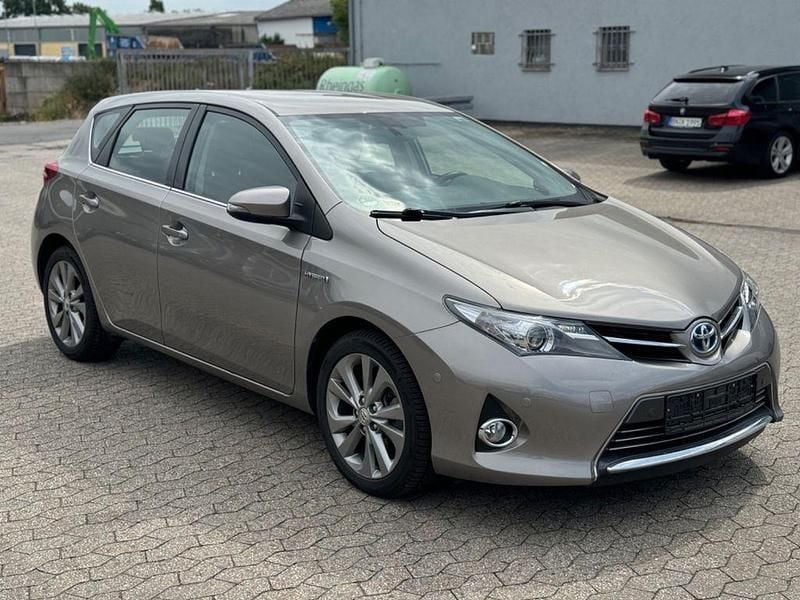 Braun Gebraucht 2013 Toyota Auris Hybrid Limousine | 12.950 € (Fairer Preis) - Bild 1/4