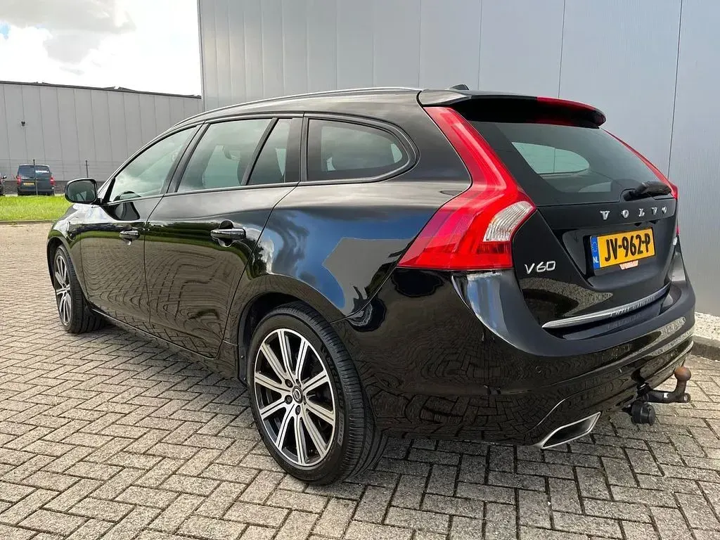 Gebraucht Volvo V60 163 PS (119 kW) 2016 Schwarz Kombi
