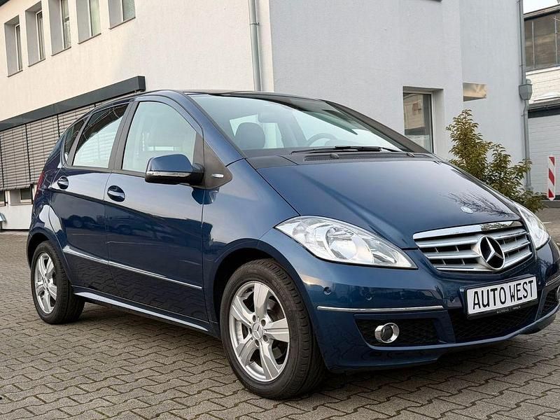Blau Gebraucht 2011 Mercedes A180 Limousine | 6.950 € (Fairer Preis) - Bild 1/4