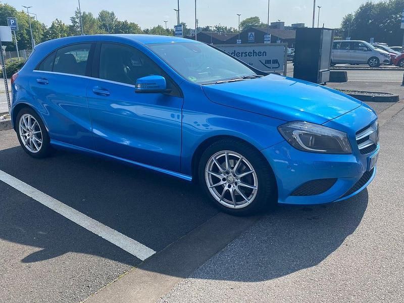 Blau Gebraucht 2014 Mercedes A180 Urban Limousine | 8.800 € (Guter Preis) - Bild 1/4