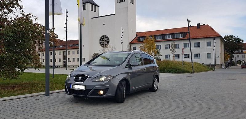 Grau Gebraucht 2013 Seat Altea XL Copa Van / Kleinbus | 4.899 € (Fairer Preis) - Bild 1/4