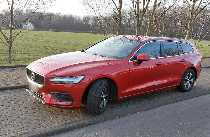 Gebraucht Volvo V60 Momentum 150 PS (110 kW) 2019 Rot Kombi