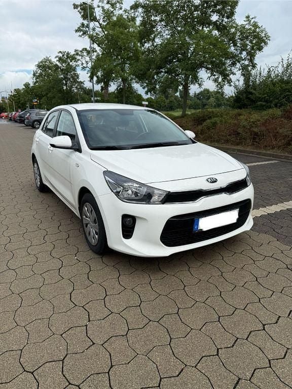 Weiß Gebraucht 2019 Kia Rio 2 Limousine | 11.300 € (Fairer Preis) - Bild 1/4