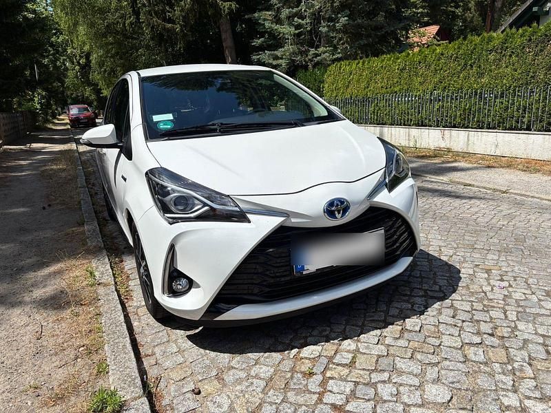 Weiß Gebraucht 2018 Toyota Yaris Hybrid Team Kleinwagen | 14.200 € (Fairer Preis) - Bild 1/4