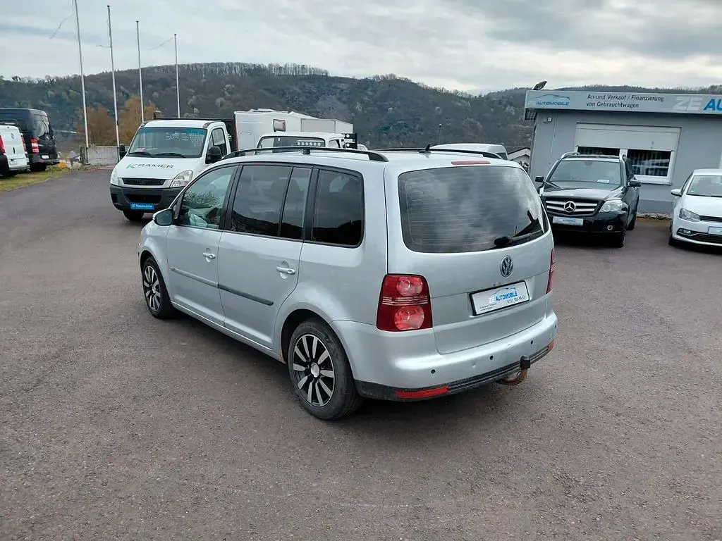 Gebraucht VW Touran Trendline 140 PS (102 kW) 2010 Silber Van / Kleinbus