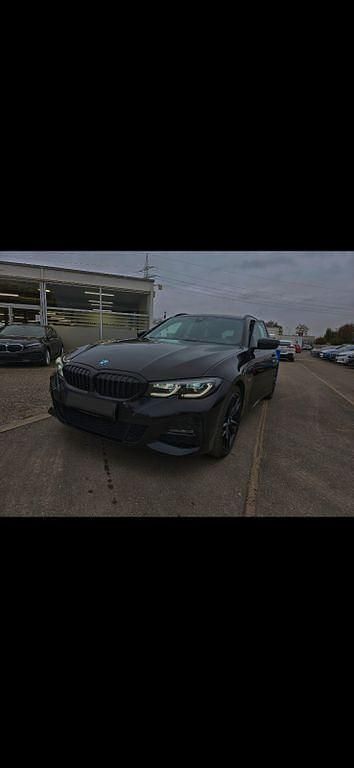 Schwarz Gebraucht 2021 BMW 330e M Sport Kombi | 30.000 € (Guter Preis) - Bild 1/4