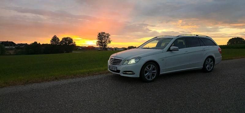 Weiß Gebraucht 2011 Mercedes E200 Avantgarde Limousine | 12.999 € (Teuer) - Bild 1/4
