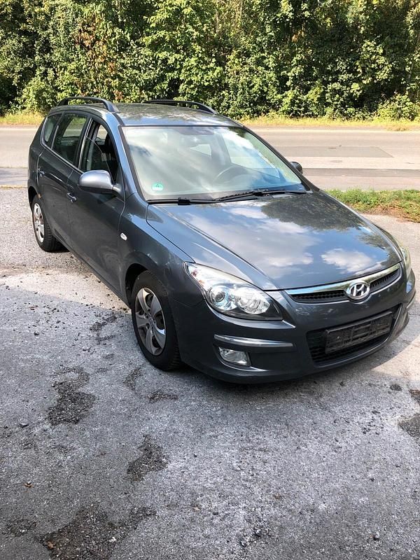Grau Gebraucht 2009 Hyundai i30 Kombi | 1.300 € (Fairer Preis) - Bild 1/4