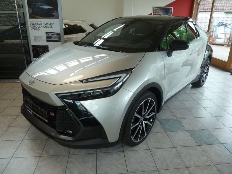 Silber Neu 2025 Toyota C-HR Sport SUV | 47.990 € (Etwas zu teuer) - Bild 1/4