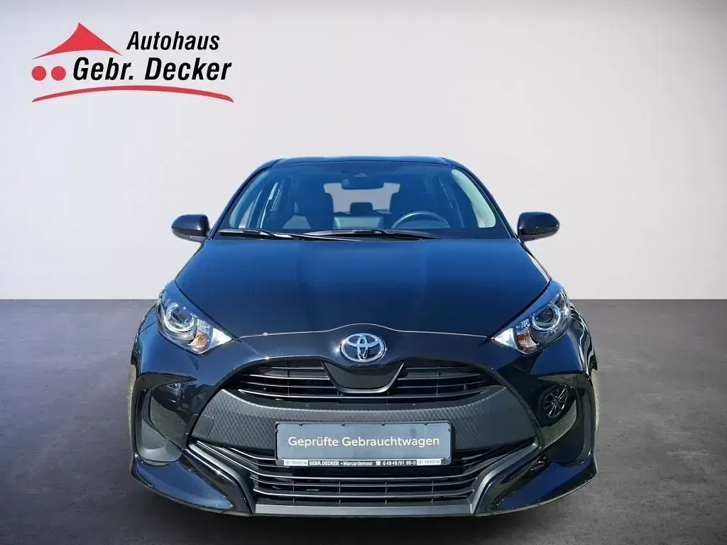 Gebraucht Toyota Yaris Basis 72 PS (52 kW) 2022 Mysticschwarz mica Kleinwagen
